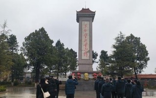 以耀人的光辉（一位神秘女子的奇妙旅程）