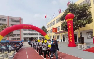 追逐梦想，奋斗青春（坚持拼搏，迎接人生）