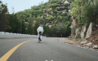 一双鼓励的目光（在黑暗中的启示）