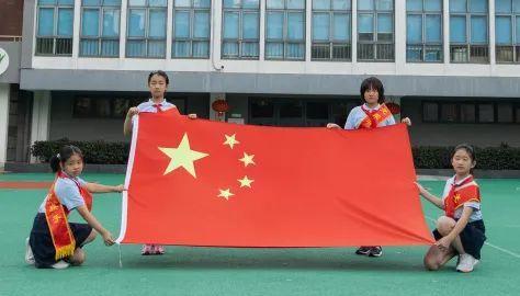 风雨中的英雄（他用爱和勇气，守护着那份坚定的信仰）-第3张图片-学作网