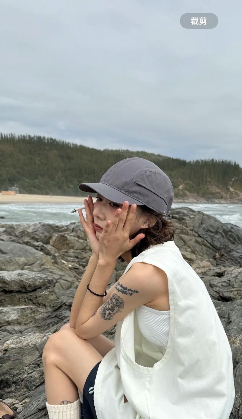 清晨，阳光普照。年轻人李彬急匆匆地赶往新修建的灌溉渠道进行检查和调整。-第2张图片-学作网
