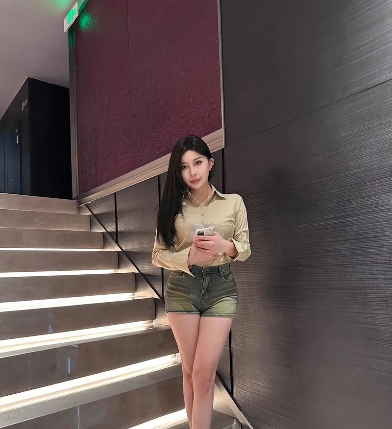 清晨，阳光普照。年轻人李彬急匆匆地赶往新修建的灌溉渠道进行检查和调整。-第3张图片-学作网