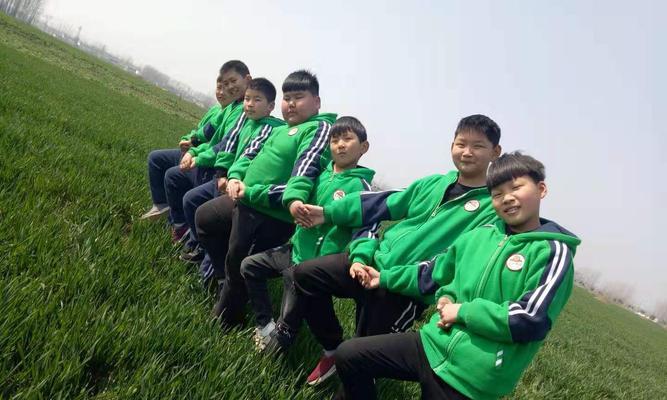 春天的欢声笑语——一个小镇的传统庆典-第3张图片-学作网