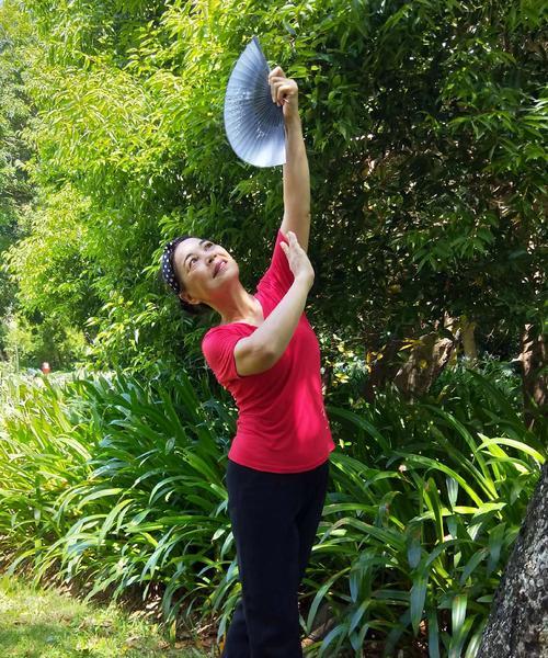 她从摔倒到站起来，成为了成功的女性（勇敢面对挑战，永不放弃）-第1张图片-学作网