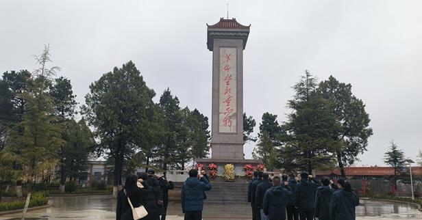 以耀人的光辉（一位神秘女子的奇妙旅程）-第1张图片-学作网