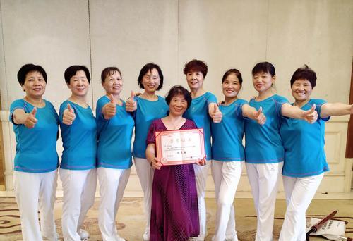 妈妈是个多才多艺的女孩子（一位既是教师、又是画家、厨师和设计师的母亲）-第2张图片-学作网