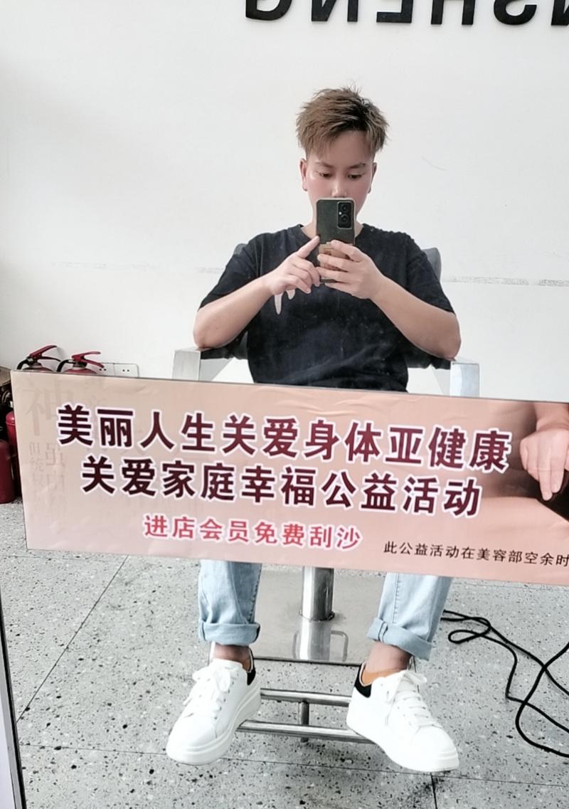 坚强的女孩（用爱与坚持诠释人生关怀）-第3张图片-学作网